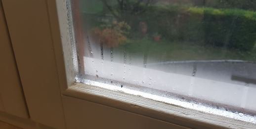 finestra con vetrocamera e canalina non termica crea umidità