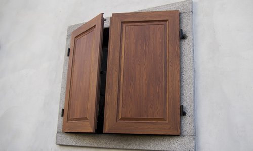 Sistema oscurante anta persiana legno chiusa esterno abitazione
