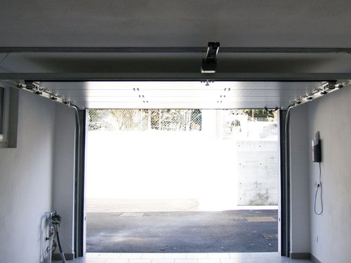 Porta garage portone sezionale aperto