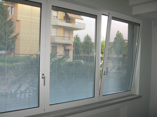 Sistema oscurante a veneziana integrata in finestra